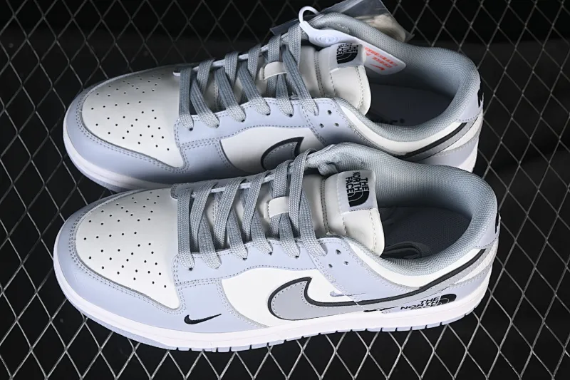 All Categories Nk SB Dunk Series Nk SB Dunk Low High-end Customized Low-top Shoes Nike SB Dunk Low North Face Co-branded Three Hooks Light Gray Anniversary High-end Customized Low-top Casual Shoes CS1688-123